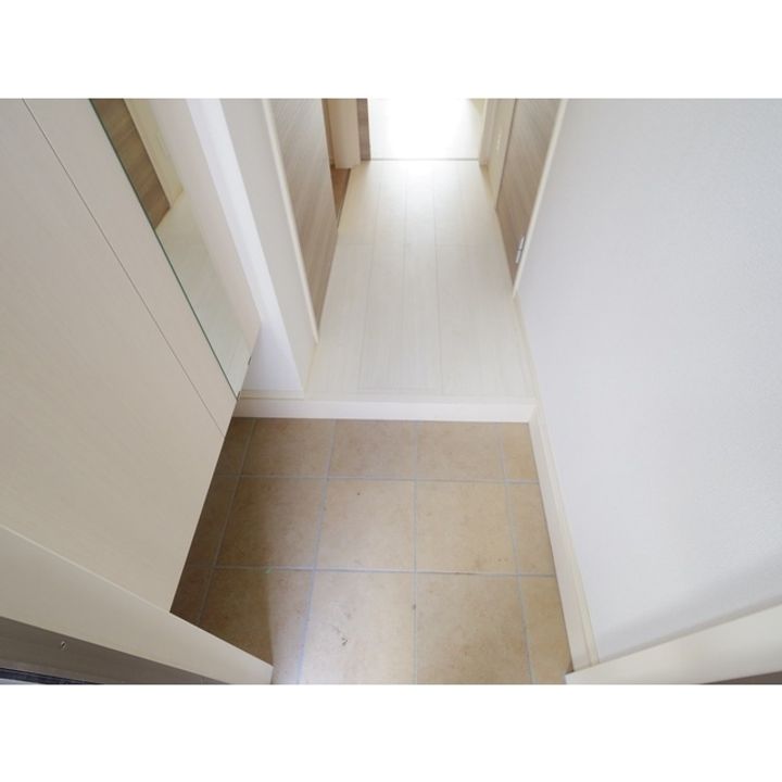 ロイヤルヴィレッタ A棟102の玄関