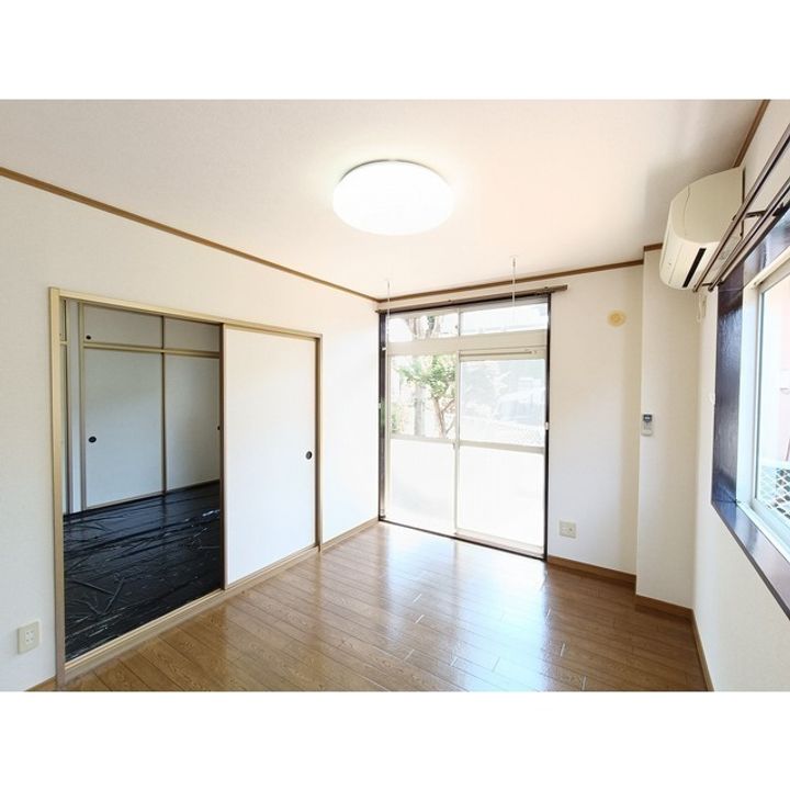 ファミーユ新村Aの居間