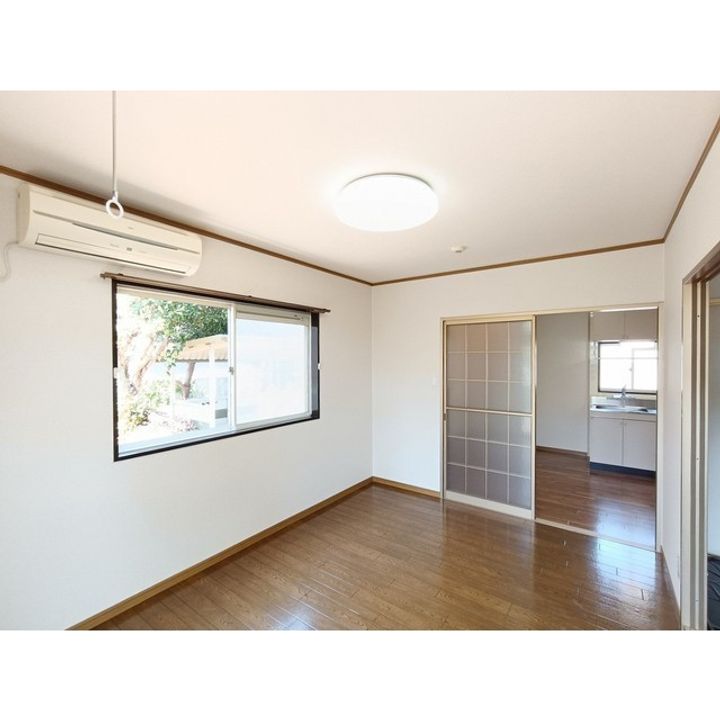 ファミーユ新村Aの居間