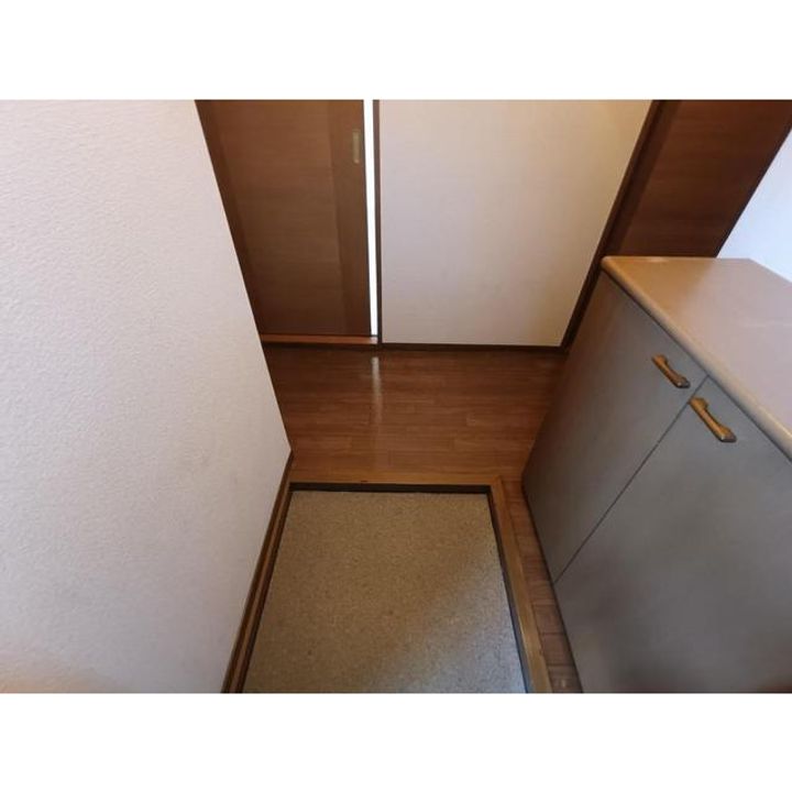 アステールinそめや台A101の玄関