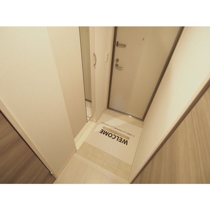 コンフォーティア白板『D-room』204の玄関