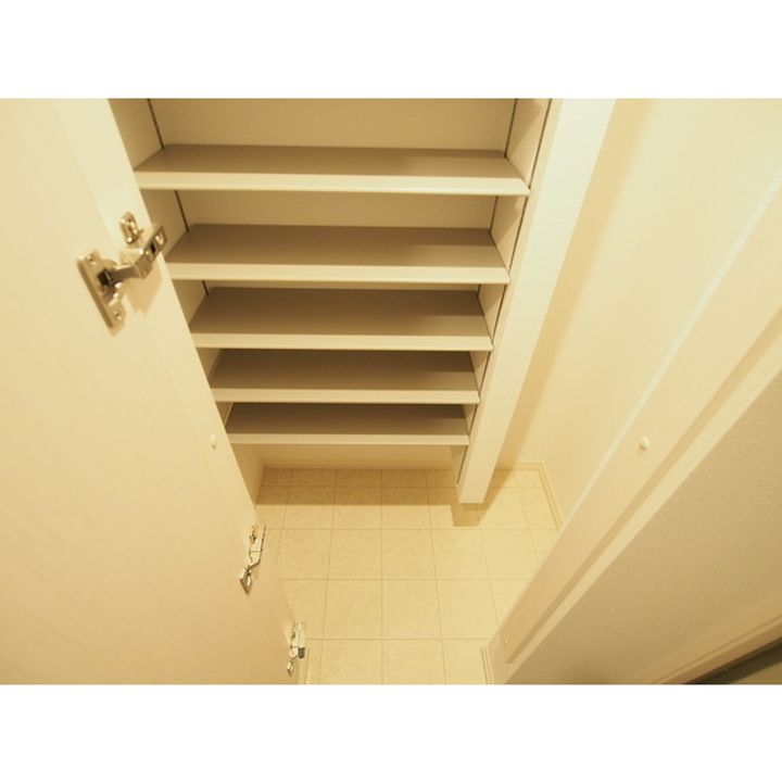 コンフォーティア白板『D-room』204の玄関