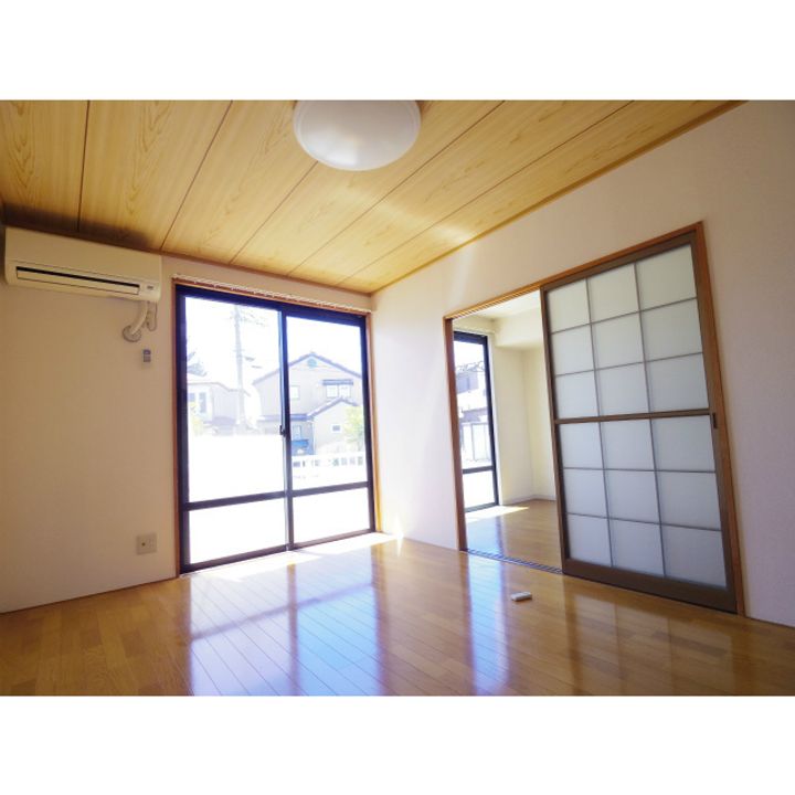 ジュネス宮島 C棟202の居間