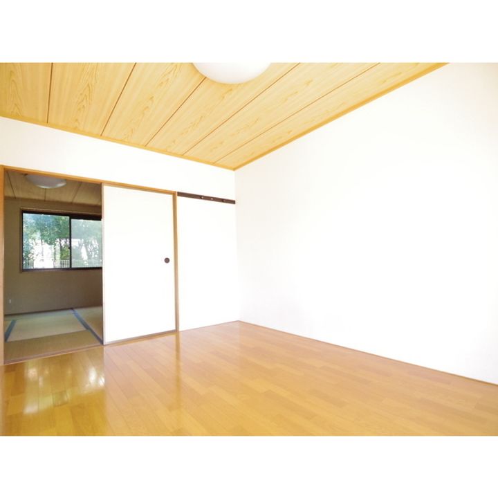 ジュネス宮島 C棟202の居間