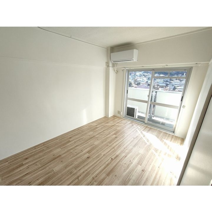 ビレッジハウス川岸 2号棟204の居間