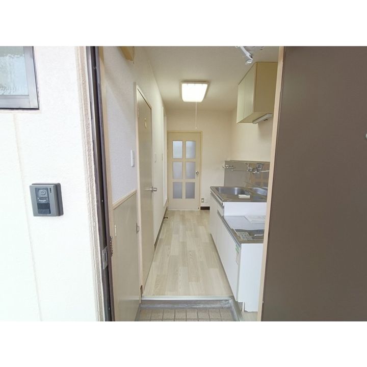 コーポホワイトヴィラ105の玄関