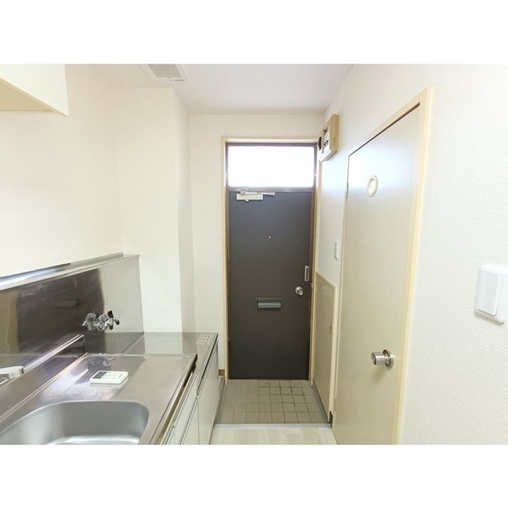 コーポホワイトヴィラ105の玄関