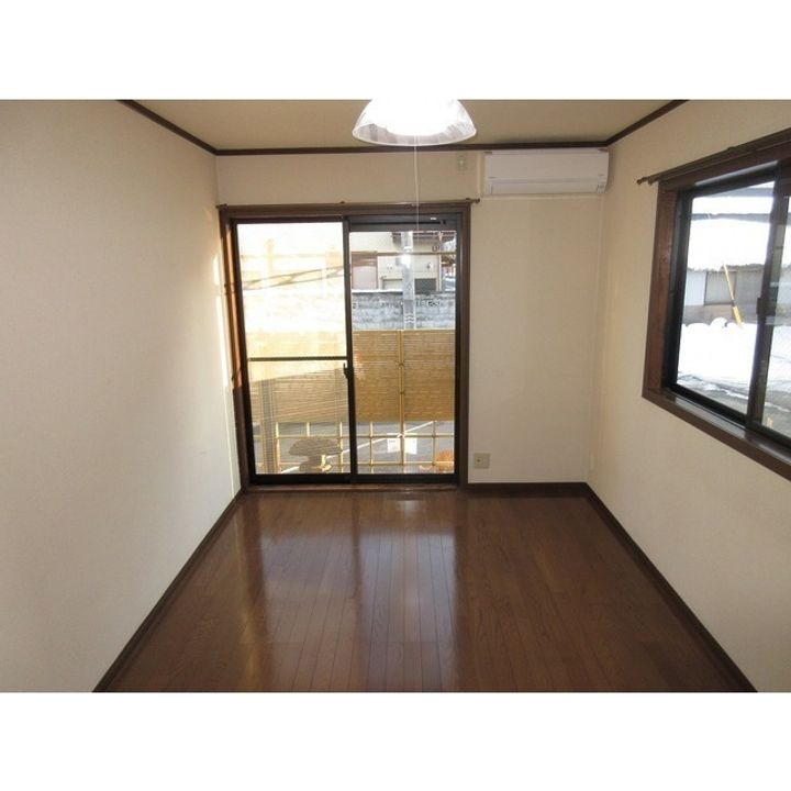 ロイヤルパレス202の居間