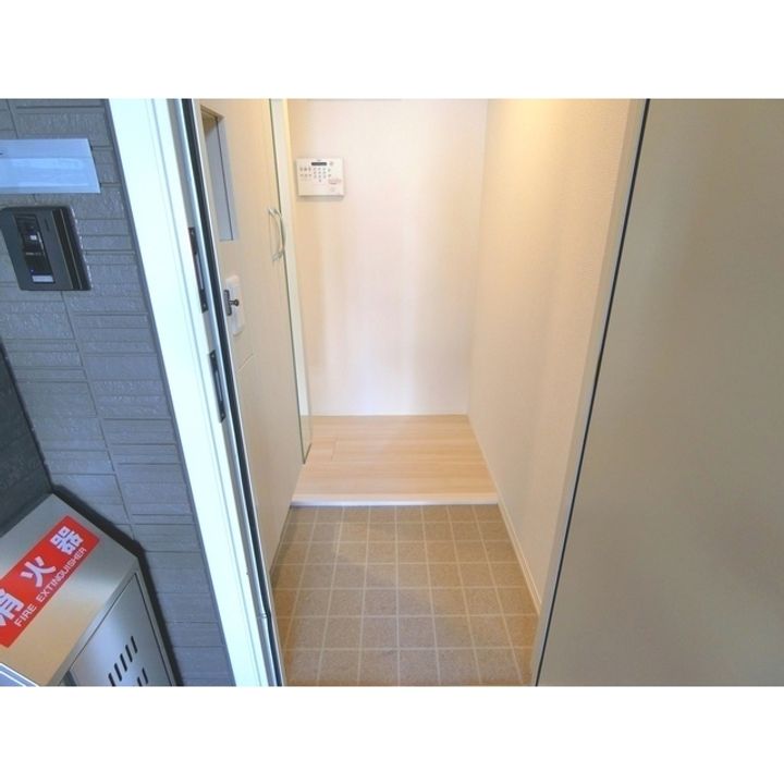 グランスクエア Ⅰ番館102の玄関