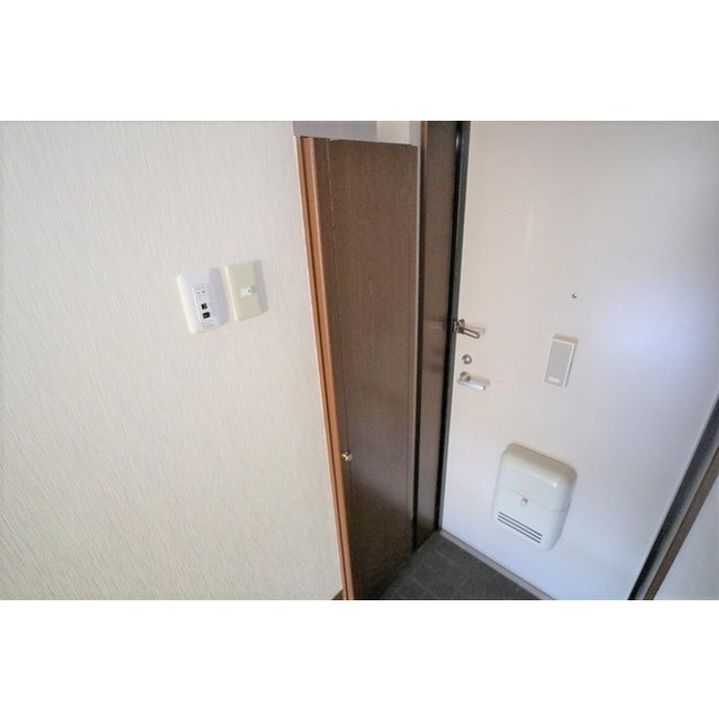 ガーデンプレイス諏訪湖201の玄関