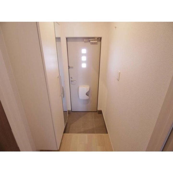 コンフォーティア小諸 C棟103の玄関