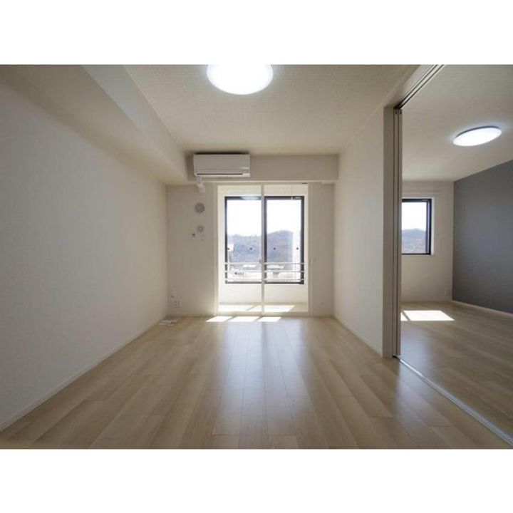 コンフォーティア小諸 C棟103の居間