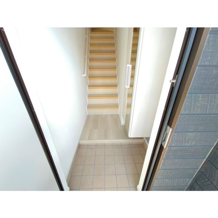 ヒカルサ佐久猿久保Ⅱの玄関