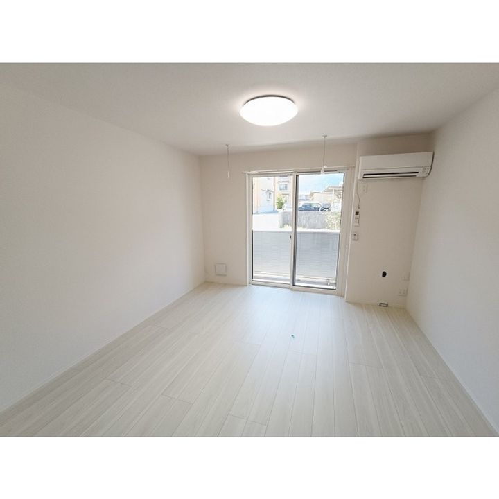 コンフォーティア諏訪豊田 B棟107の居間