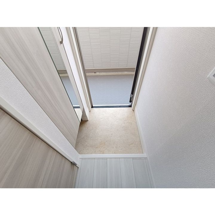 コンフォーティア諏訪豊田 B棟203の玄関