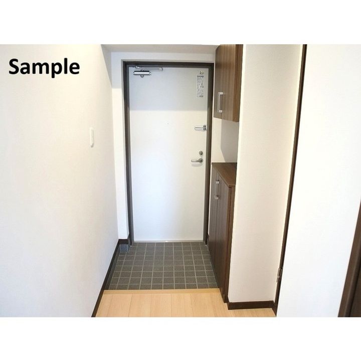 コンフォーティア広丘吉田Ⅲ B棟205の玄関