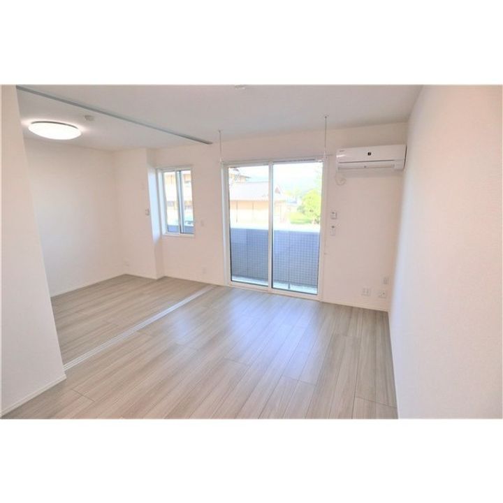 ビバーチェ辻203の居間