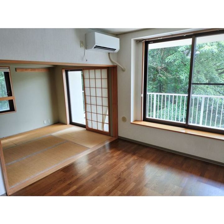 ライトコート青山206の居間
