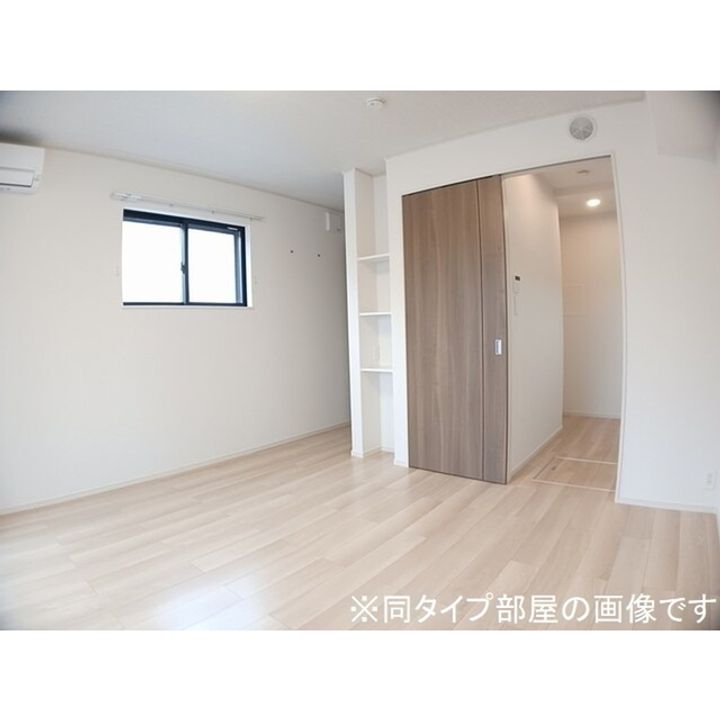 メゾンラテ稲葉104の居間