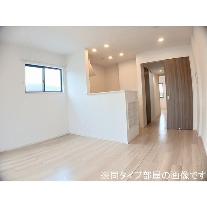 メゾンラテ稲葉204の居間