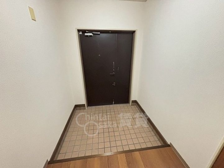 大阪府箕面市小野原東6丁目の賃貸マンションの玄関