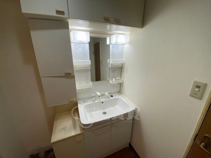 大阪府箕面市小野原東6丁目の賃貸マンションの内装