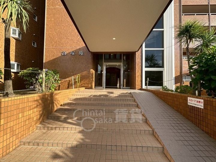 大阪府箕面市小野原東6丁目の賃貸マンションの玄関