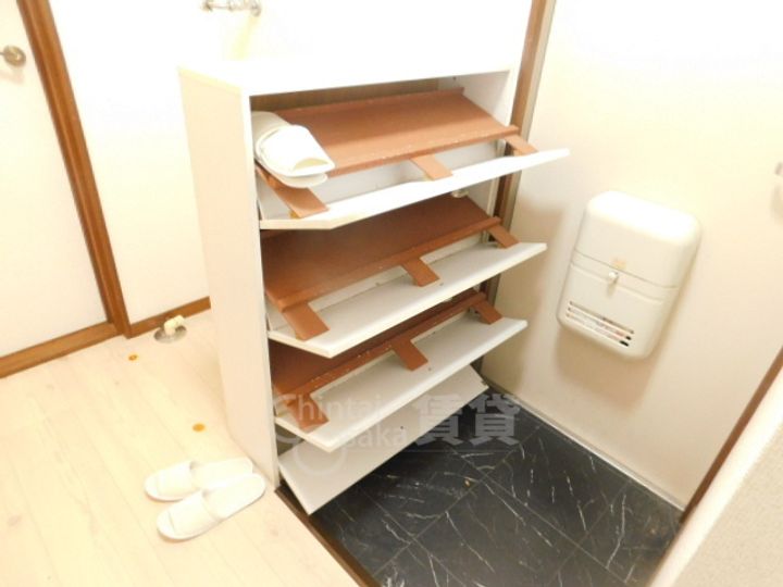 兵庫県川西市小戸1丁目の賃貸アパートの玄関