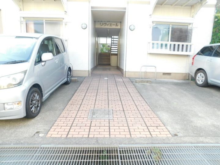 兵庫県川西市小戸1丁目の賃貸アパートの玄関