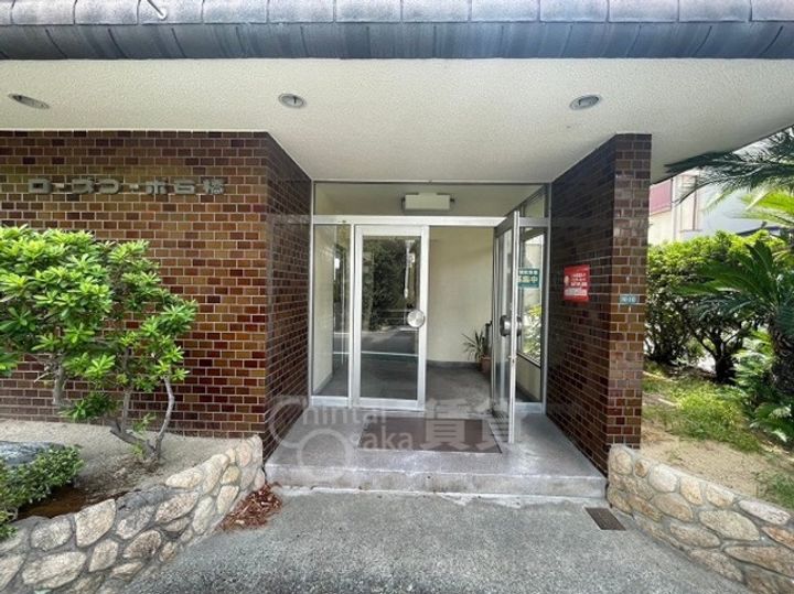 大阪府池田市天神2丁目の賃貸マンションの玄関