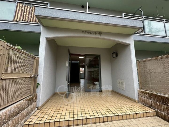 大阪府吹田市五月が丘東の賃貸マンションの玄関