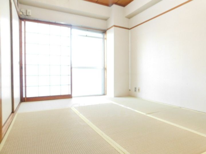 大阪府池田市畑3丁目の賃貸マンションの居間