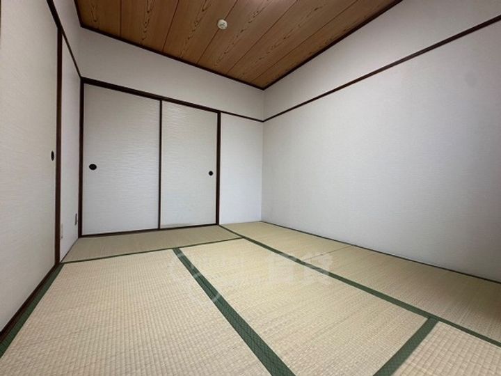 大阪府箕面市桜井2丁目の賃貸マンションの居間