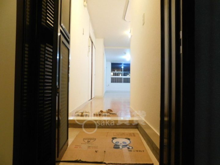 大阪府豊中市新千里南町3丁目の賃貸マンションの玄関