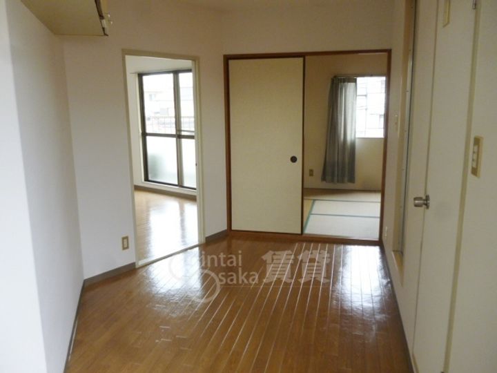 大阪府箕面市瀬川2丁目の賃貸マンションの居間