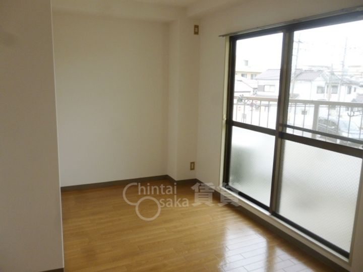 大阪府箕面市瀬川2丁目の賃貸マンションの居間