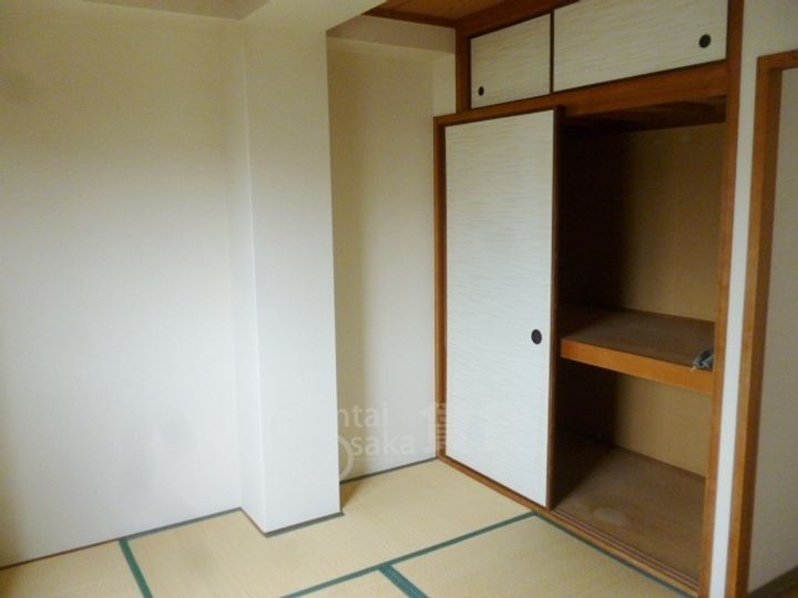 大阪府箕面市瀬川2丁目の賃貸マンションの居間