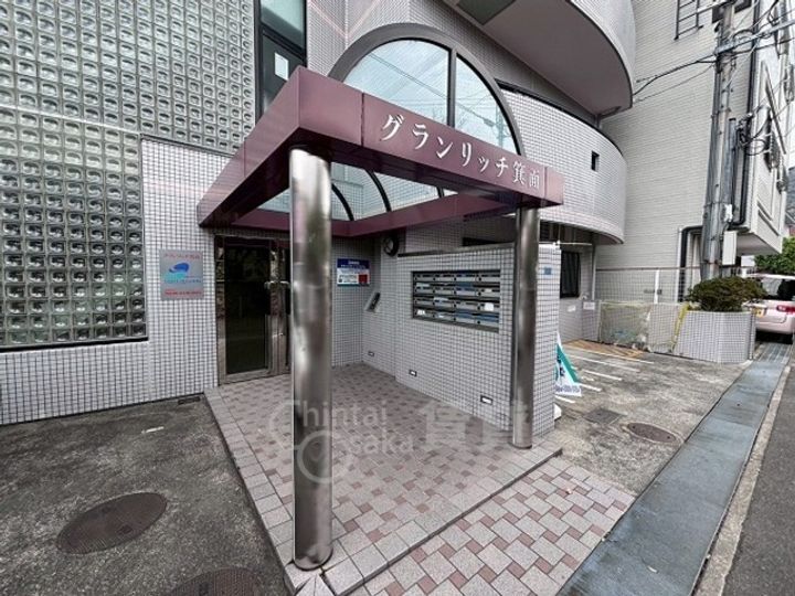 グランリッチ箕面の玄関