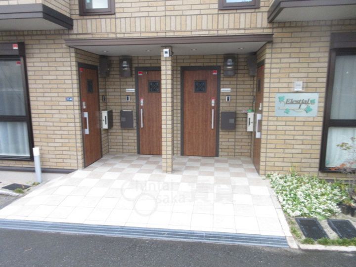 大阪府箕面市小野原東1丁目の賃貸アパートの玄関