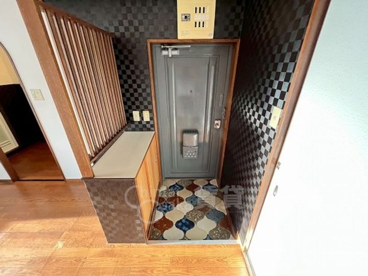大阪府池田市八王寺1丁目の賃貸マンションの玄関