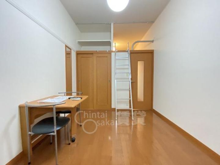 大阪府箕面市西小路5丁目の賃貸アパートの居間