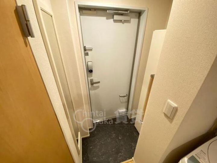 大阪府池田市石橋4丁目の賃貸アパートの玄関