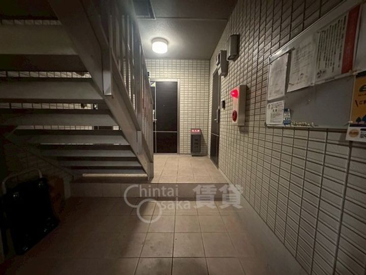 大阪府箕面市彩都粟生南3丁目の賃貸アパートの玄関