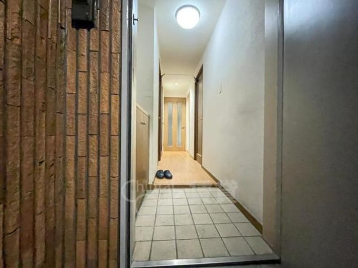 兵庫県宝塚市平井1丁目の賃貸マンションの玄関