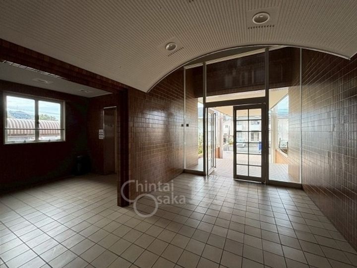 大阪府箕面市小野原東6丁目の賃貸マンションの玄関