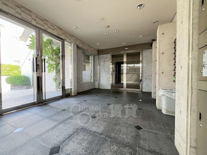 大阪府池田市天神2丁目の賃貸マンションの玄関