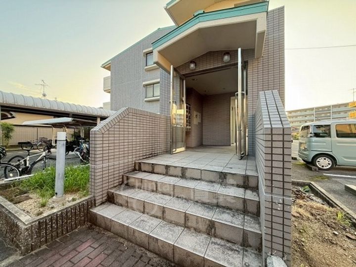 大阪府箕面市新稲7丁目の賃貸マンションの玄関