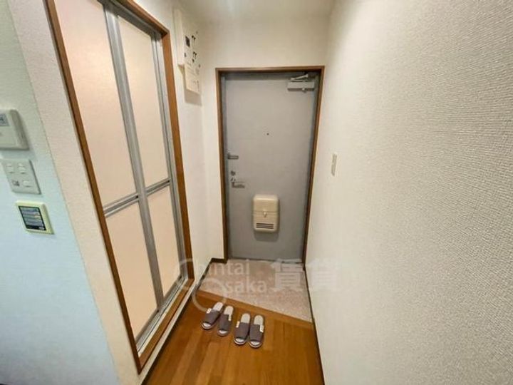 大阪府箕面市西小路3丁目の賃貸マンションの玄関