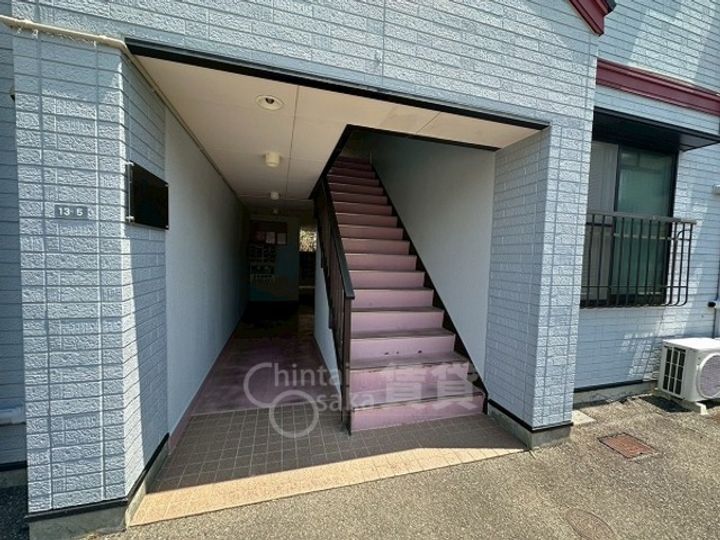 大阪府箕面市西小路3丁目の賃貸マンションの玄関