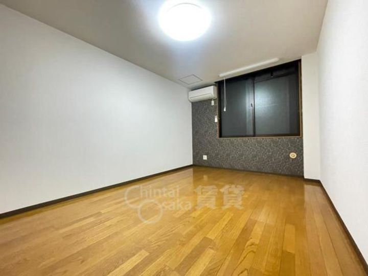 大阪府箕面市西小路3丁目の賃貸マンションの居間